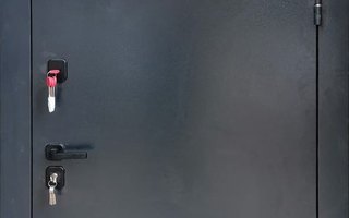 антивандальная дверь в загородный дом с наружным порошковым покрытием и внутренней отделкой МДФ