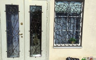 стальная двустворчатая дверь со стеклом для загородного дома