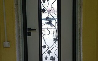 стальная дверь с кованой решеткой, вид внутри