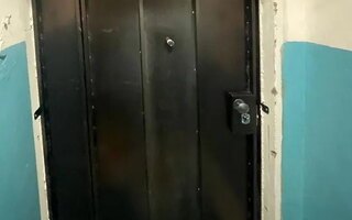 металлическая дверь в тамбур, вид внутри